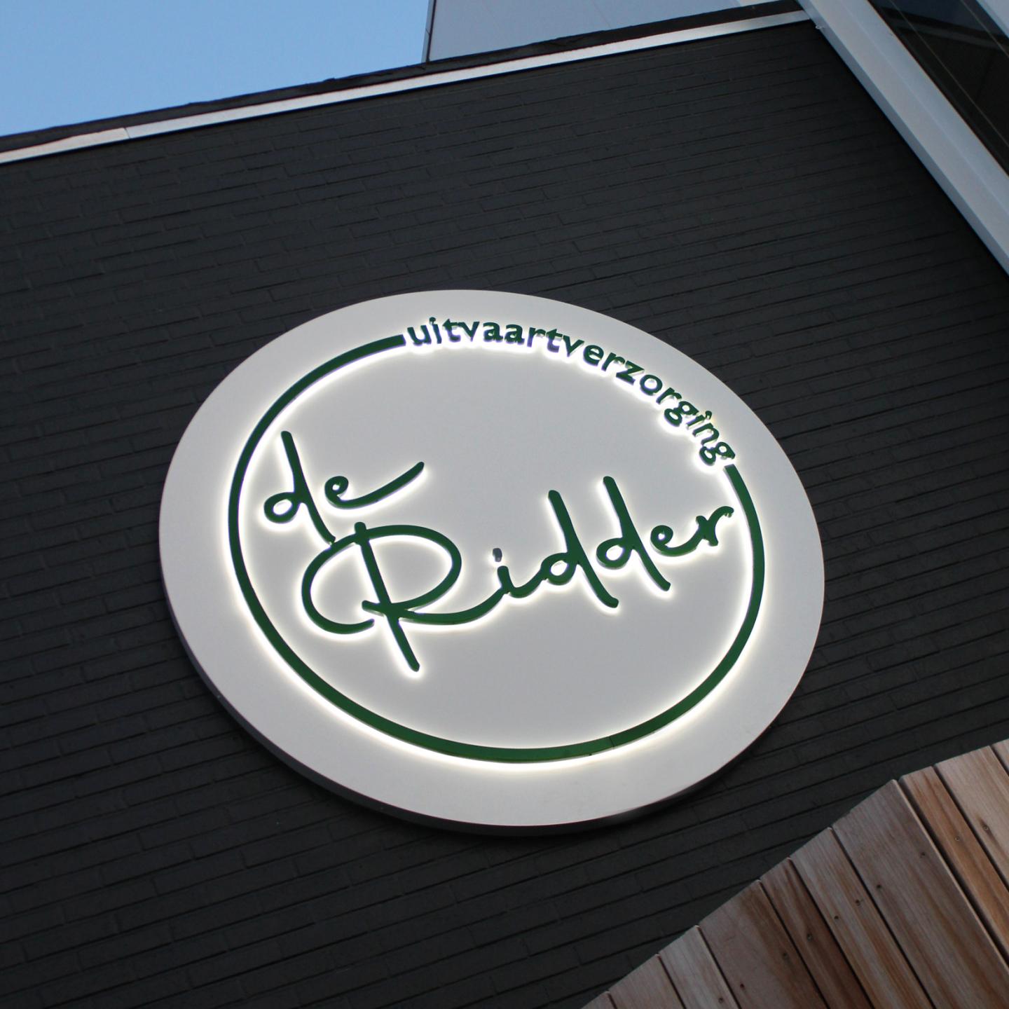deridder-uitvaart-gevelbelettering-verlicht